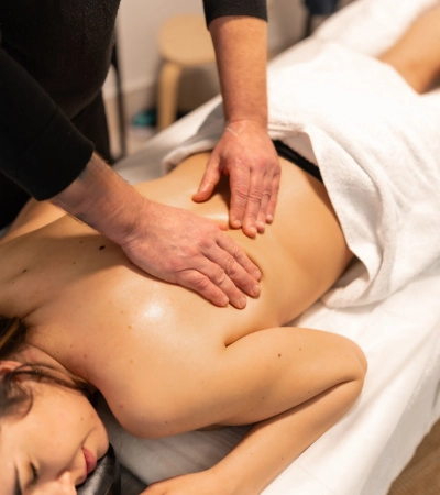 Best Hot Oil Massage in Bangalore with expert therapist providing relaxing back massage in a luxury spa setting